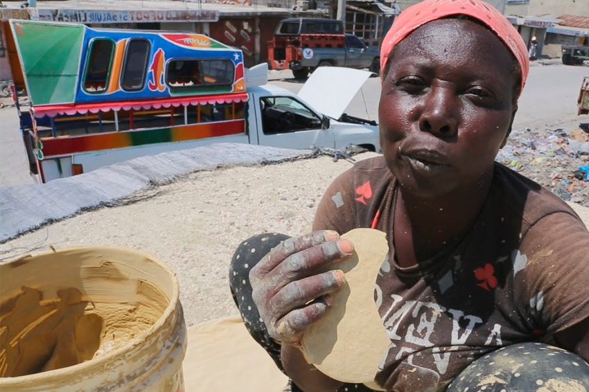 Как едят лепёшки из грязи в Гаити?