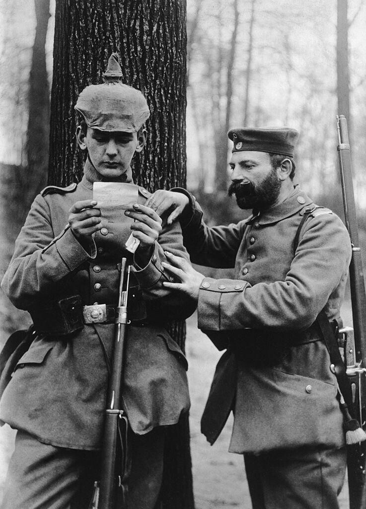 Немецкие солдаты, отец и сын, читают письмо из дома, 1915 год