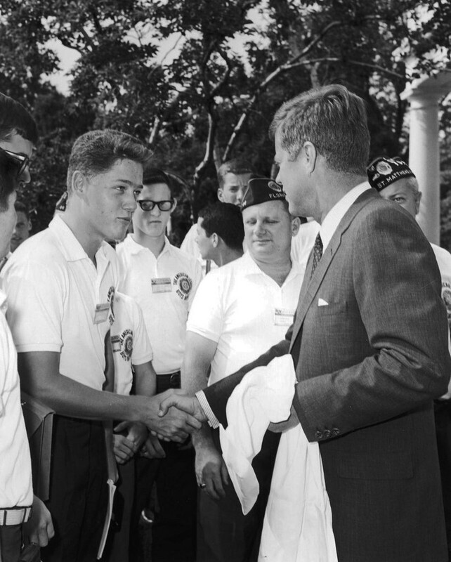 16-летний Билл Клинтон пожимает руку президенту Джону Кеннеди, 1963 год