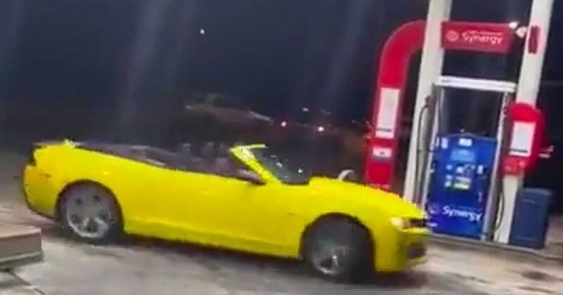 Рискованный дрифт: темнокожая женщина на Chevrolet Camaro крутит "пончики" между бензоколонками