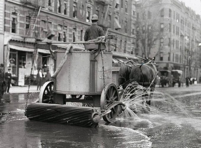 15. Устройство для чистки улиц Нью-Йорка, запряженное лошадьми, 1905 год