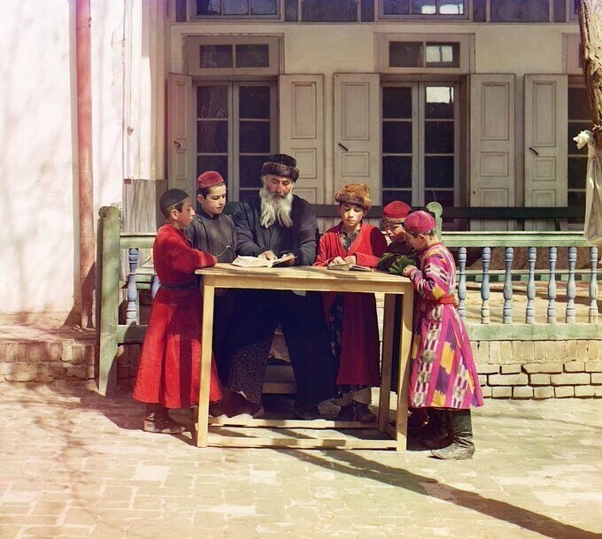 17. Учитель и ученики в Самарканде - Российская Империя, 1905 год (колоризированный снимок)
