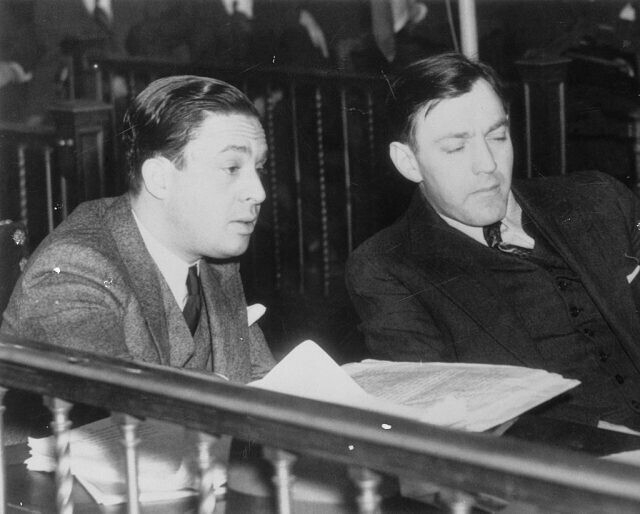 Голландец Шульц (справа) и его адвокат Дж. Ричард Дикси Дэвис в суде