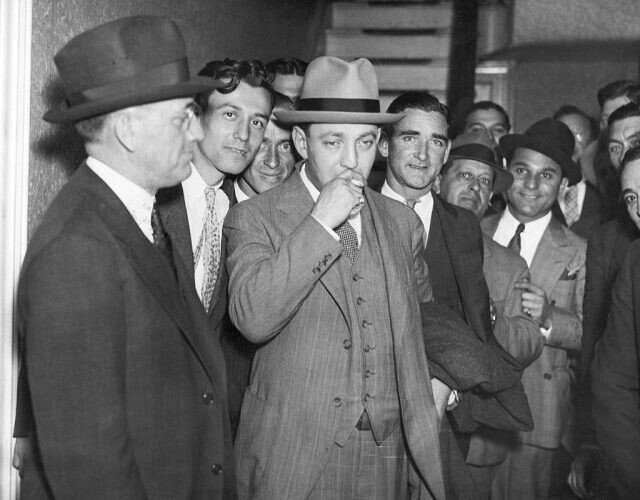 Голландец Шульц перед Федеральным судом штата Нью-Йорк, 1935 г.
