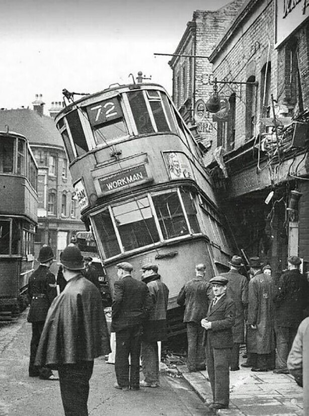 Ранним апрельским утром 1946 года трамвай линии "Уоркмэн" превысил безопасную скорость, сошел с рельсов на перекрестке и врезался в здание на Вулидж-Нью-Роуд (район Гринвич, Лондон)