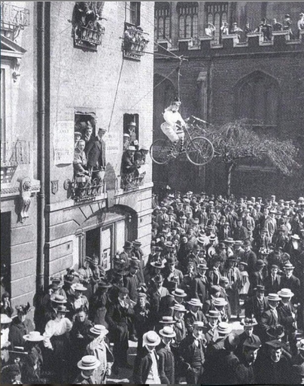 Студенты Кембриджа на митинге против приема женщин в университет, Великобритания, 1897 год