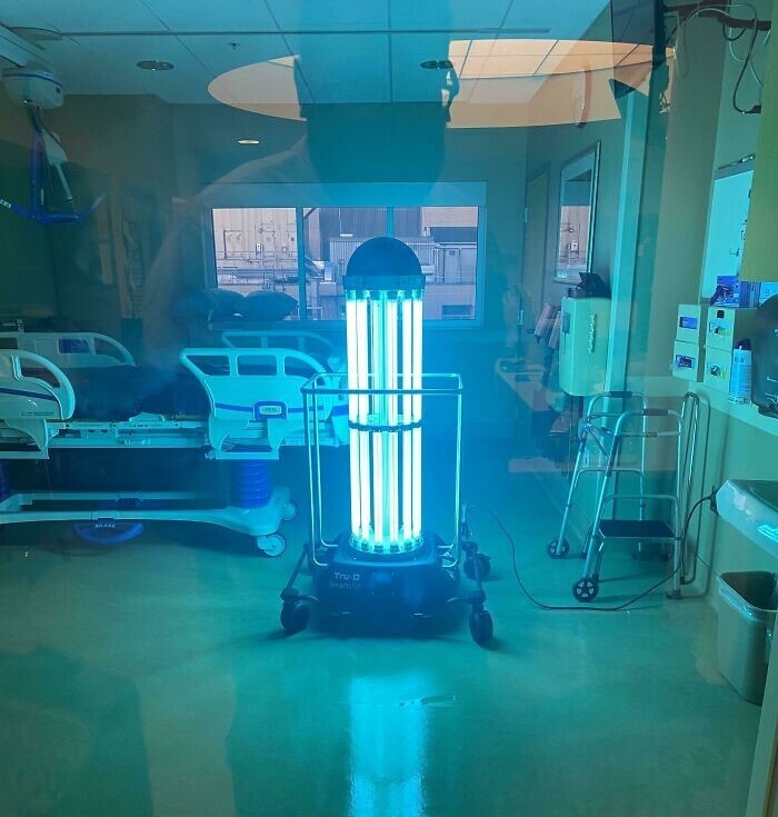 29. "УФ-лампа обрабатывает больничную палату, которую я только что убрал"
