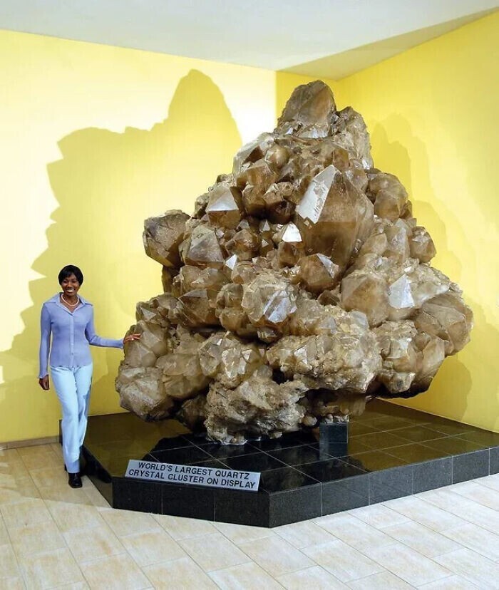 Самый большой в мире кристалл кварца найден в 1985 году на 45-метровой глубине рядом с пещерой Карибиб, Намибия