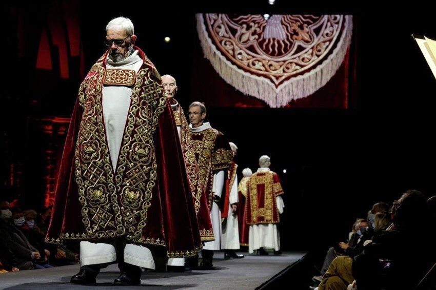 «Божественная» мода: в Бельгии прошло дефиле католических одеяний за 24,5 млн рублей