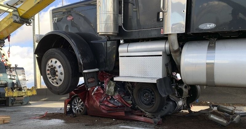 Женщина чудом отделалась легкими травмами после того, как ее автомобиль расплющил грузовик