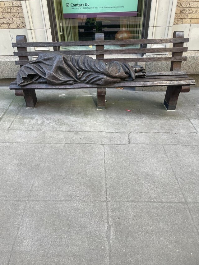 Скульптура спящего человека