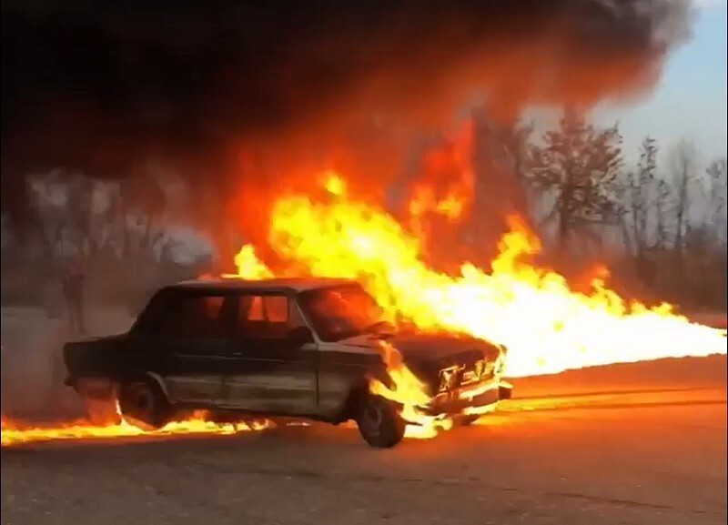Машина – огонь! Кубанский изобретатель проверил «Жигули» на прочность огнеметом