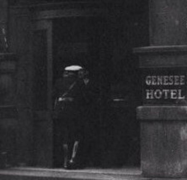 Самоубийство в отеле Genesee в 1942 году: история фотографии под названием «Унылая разведенная»