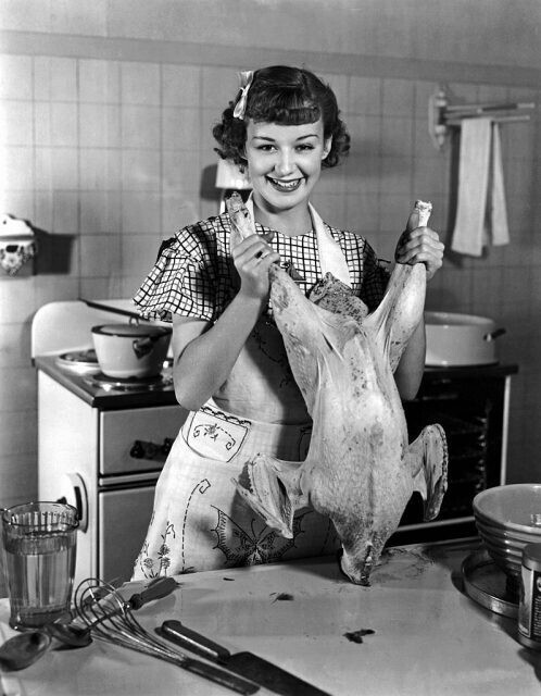 Актриса Энн Ширли на кухне, 1934