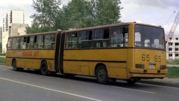 4. Московский автобус с праздничным логотипом в честь 850-летия города. 1997 год