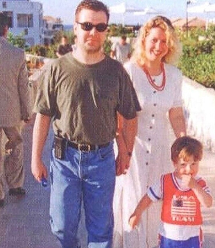 15. Дмитрий Медведев с женой и сыном. 1997 год