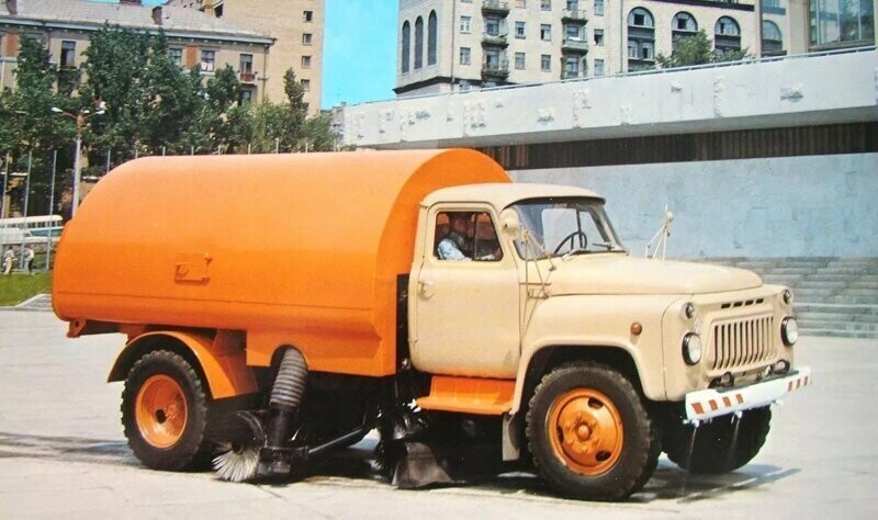 Подметально-уборочная машина КО-304 на шасси ГАЗ-53А для обработки лотков и пневматической подачей мусора в опрокидывающийся кузов-бункер, 1978 год