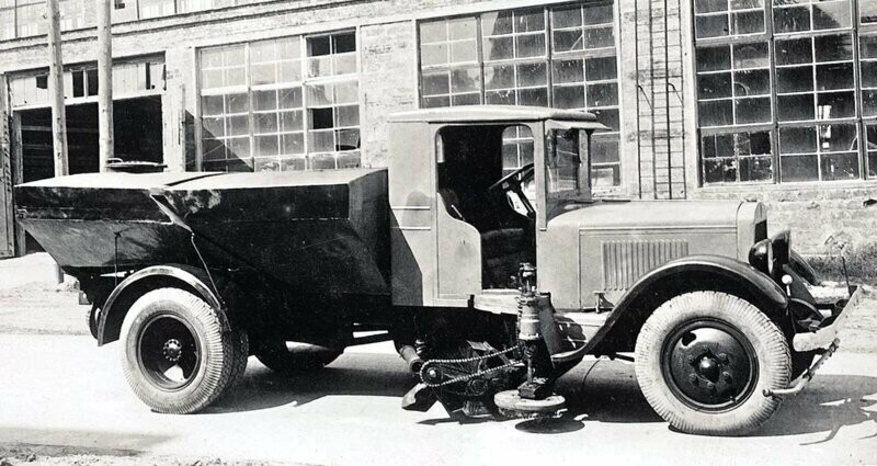 Опытная машина конструкции НАТИ на шасси ЗИС-5 с V-образной цистерной, основной щёткой в колесной базе и правой лотковой с электроприводом, 1940 год