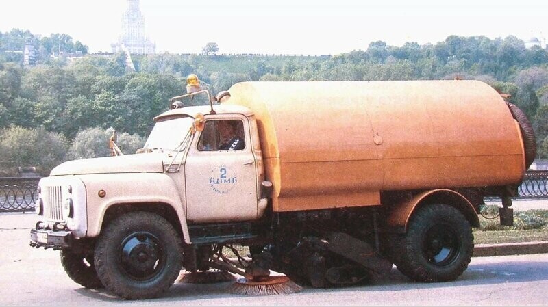 Подметально-уборочная машина КО-309 на базе ГАЗ-53-14 с пневмомеханическим подборщиком и гибким шлангом с пылесосным наконечником, 1987 год