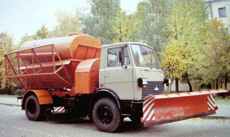 Уникальная многоцелевая машина для содержания дорог ЭД-244 на грузовике МАЗ-5337 с ёмкостью цистерны 7,5 тысяч литров, металлическим кузовом и отвалом, 1988 год