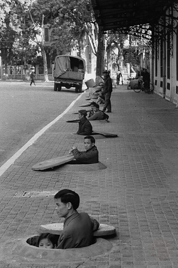 Жители Ханоя прячутся во время воздушной тревоги . Северный Вьетнам , 1967 год