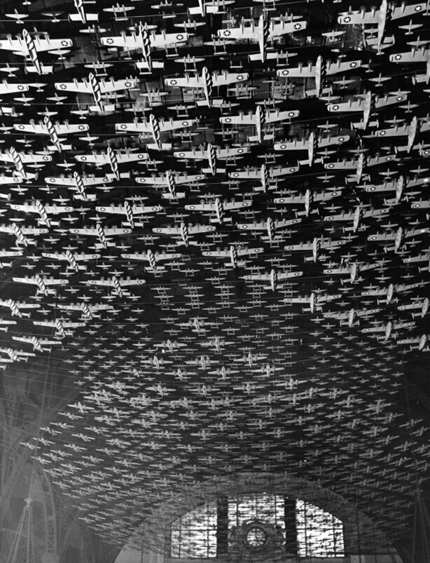 4500 моделей американских самолётов на вокзале Юнион Стэйшн, Чикаго, США, 1943 год