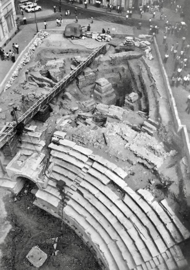 Раскопки римского стадиона I века под главной улицей в Пловдиве, Болгария. 1973 год