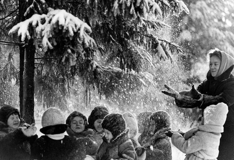 Первый снег. Фото Льва Бородулина. 1958 год