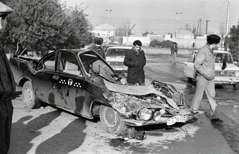 Такси раздавленное танком во время народных волнений в Баку ночью 20 января 1990 года
