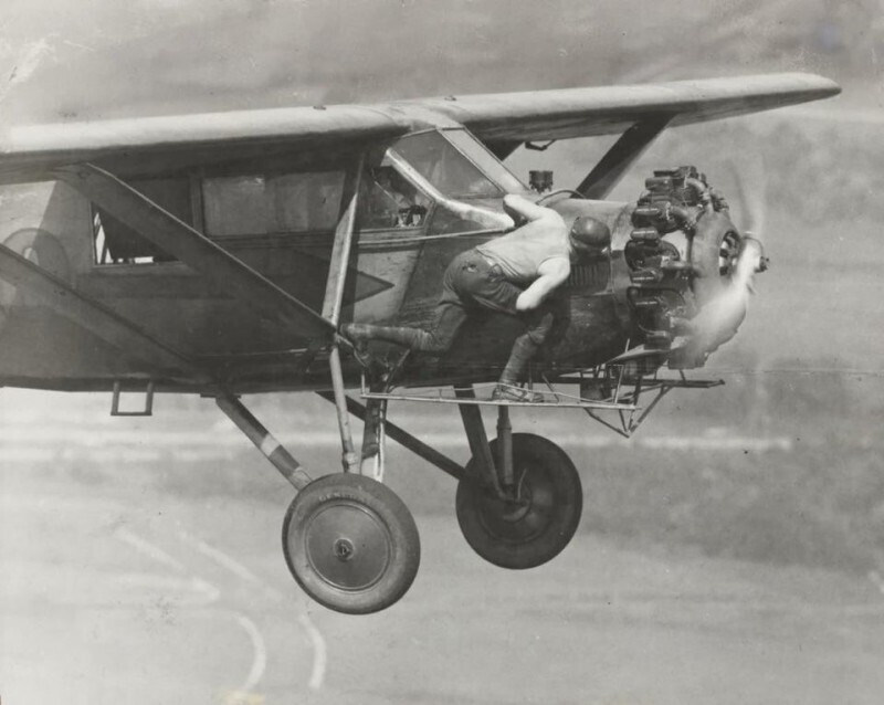 Братья Хантер проводят проверку мотора во время своего 23-дневного полета без посадки. 1930 год