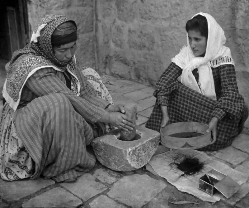 Палестинки перемалывают кофейные зерна, 1905 год