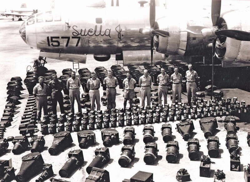 Фотографы и кинооператоры с аппаратурой перед ядерным испытанием на атолле Бикини, 1946 год