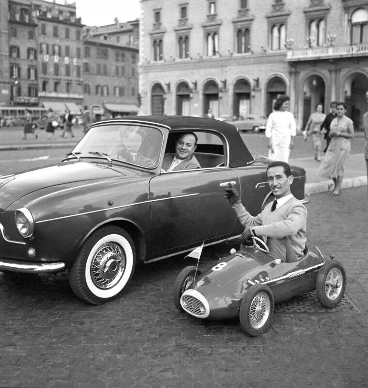 Итальянский изобретатель Вито Пекорини за рулем мини машины, Италия, 1957 год