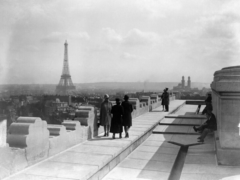 Вид на Эйфелеву башню с Триумфальной арки. 1920 год