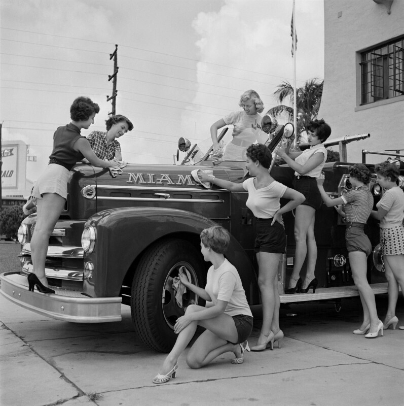 Пин-ап модели моют машину пожарной части Майами-Бич. Флорида, 1955 год
