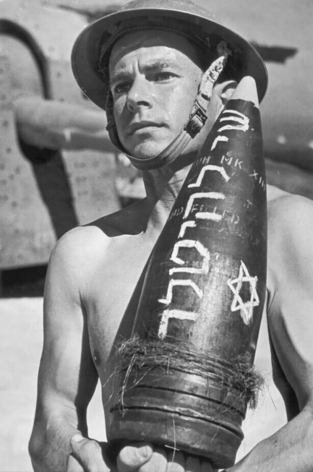 Солдат еврейской бригады Йозеф Вальд держит артиллерийский снаряд с надписью «Подарок Гитлеру». Италия, 1944/1945