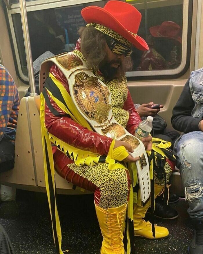 36. "В нью-йоркском метро Хэллоуин каждый день"
