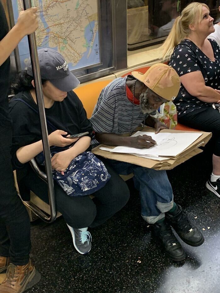 4. "Этот человек рисовал людей в метро и говорил им, что они красивые"