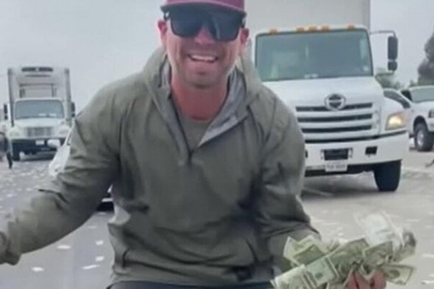Праздник на улице калифорнийцев: из инкассаторской машины выпали деньги