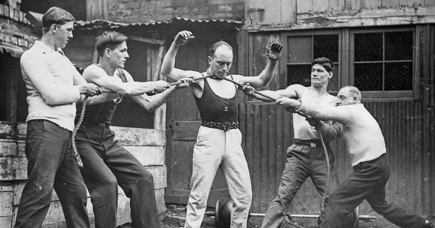 Первые силачи и их невероятные трюки на снимках 1890-1940 годов