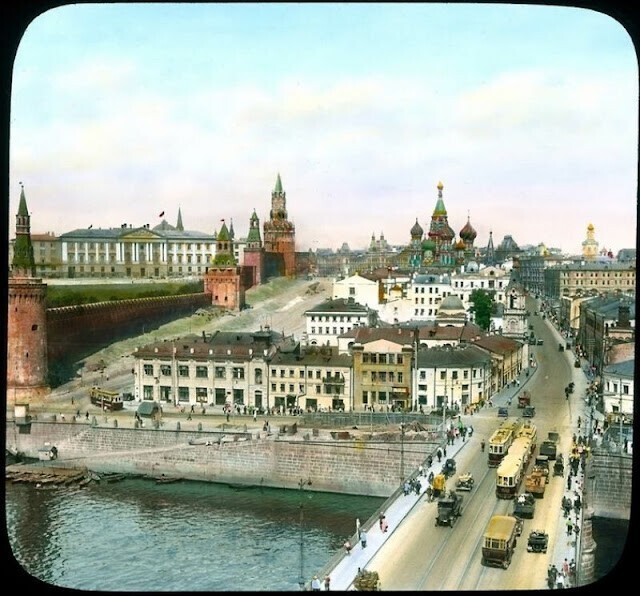 Вид на Москворецкую улицу и Васильевский спуск от Большого Москворецкого моста, 1931 г.
