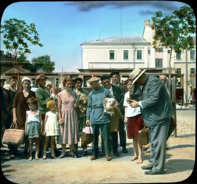 Иностранец в окружении москвичей, Москва, 1931 г.