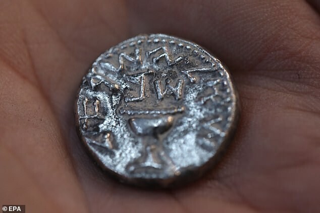 11-летняя девочка нашла в Иерусалиме древнюю и очень редкую монету