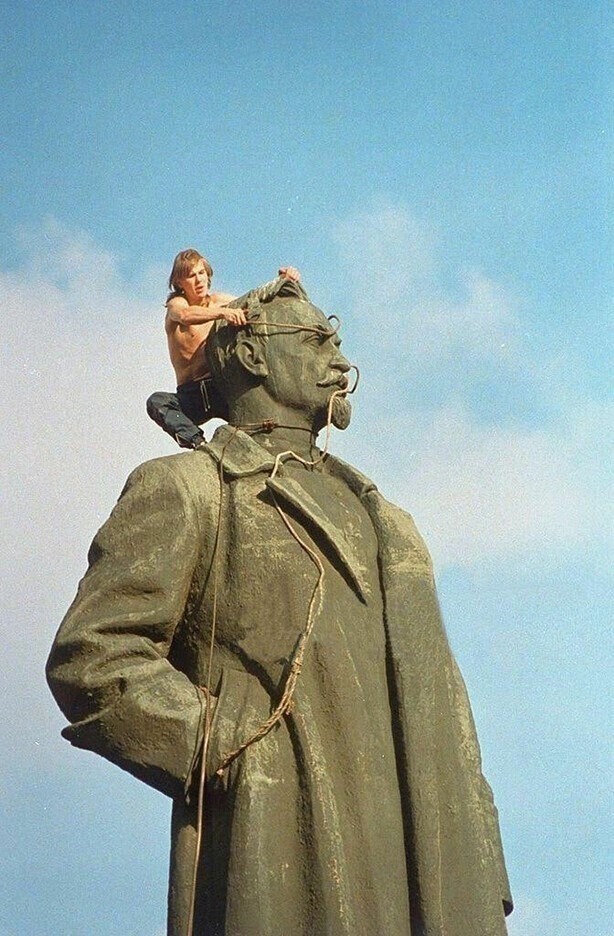 Демонтаж памятника Дзержинскому на Лубянке, Москва, 23 августа 1991 год