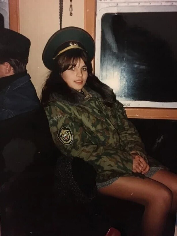 Девушка в электричке, Россия, 1990-е годы