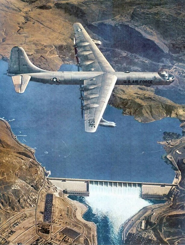Американский стратегический разведчик-бомбардировщик GRB-36D над плотиной Гранд Кули (штат Вашингтон), 1955 год