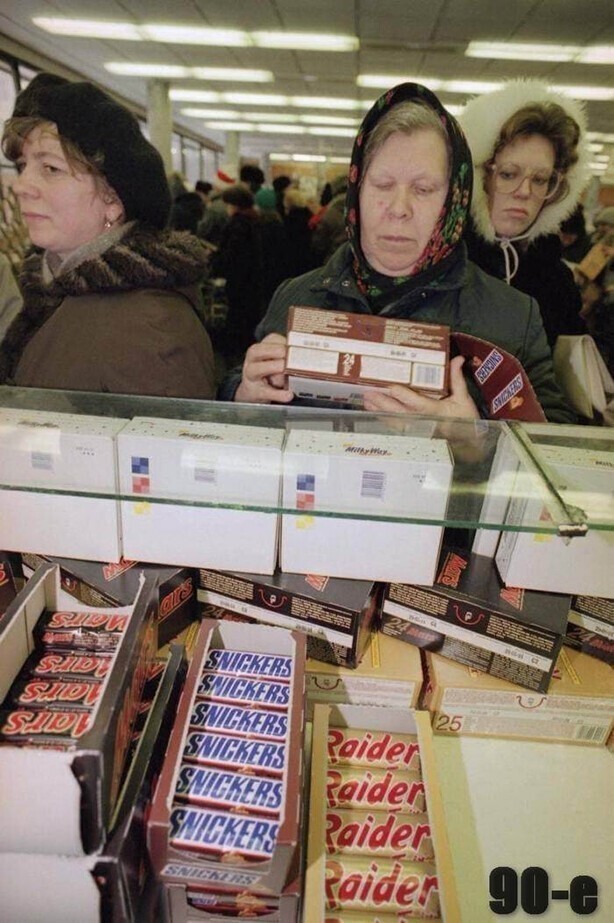 Советские люди покупают шоколадные батончики Snickers, Mars, MilkyWay и Raider (Twix). Москва, 4 января 1991 года