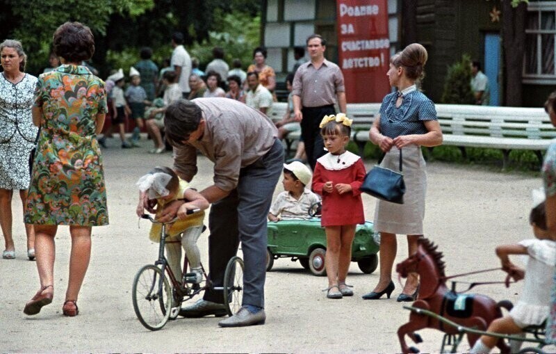 Неброско, но с достоинством: как одевали детей в СССР
