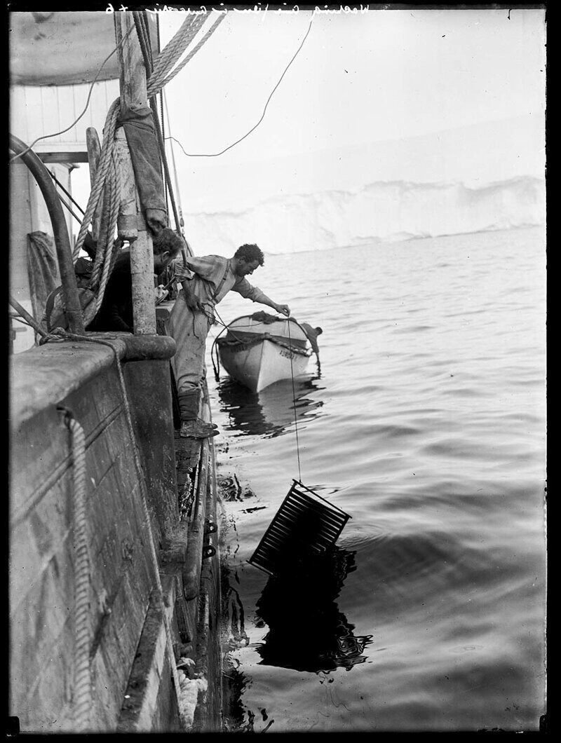 Один из участников экспедиции (фотограф Фрэнк Херли) на борту "Авроры"