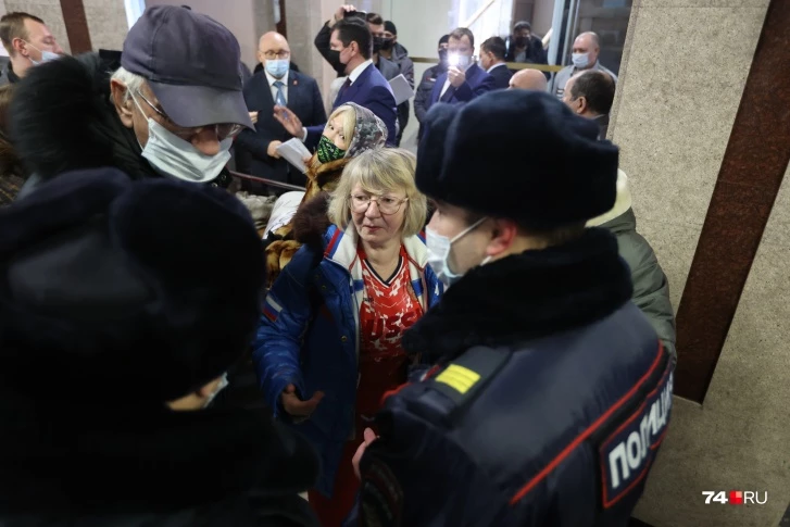 "Цепные собаки!": в Челябинске активисты взяли штурмом здание Заксобрания